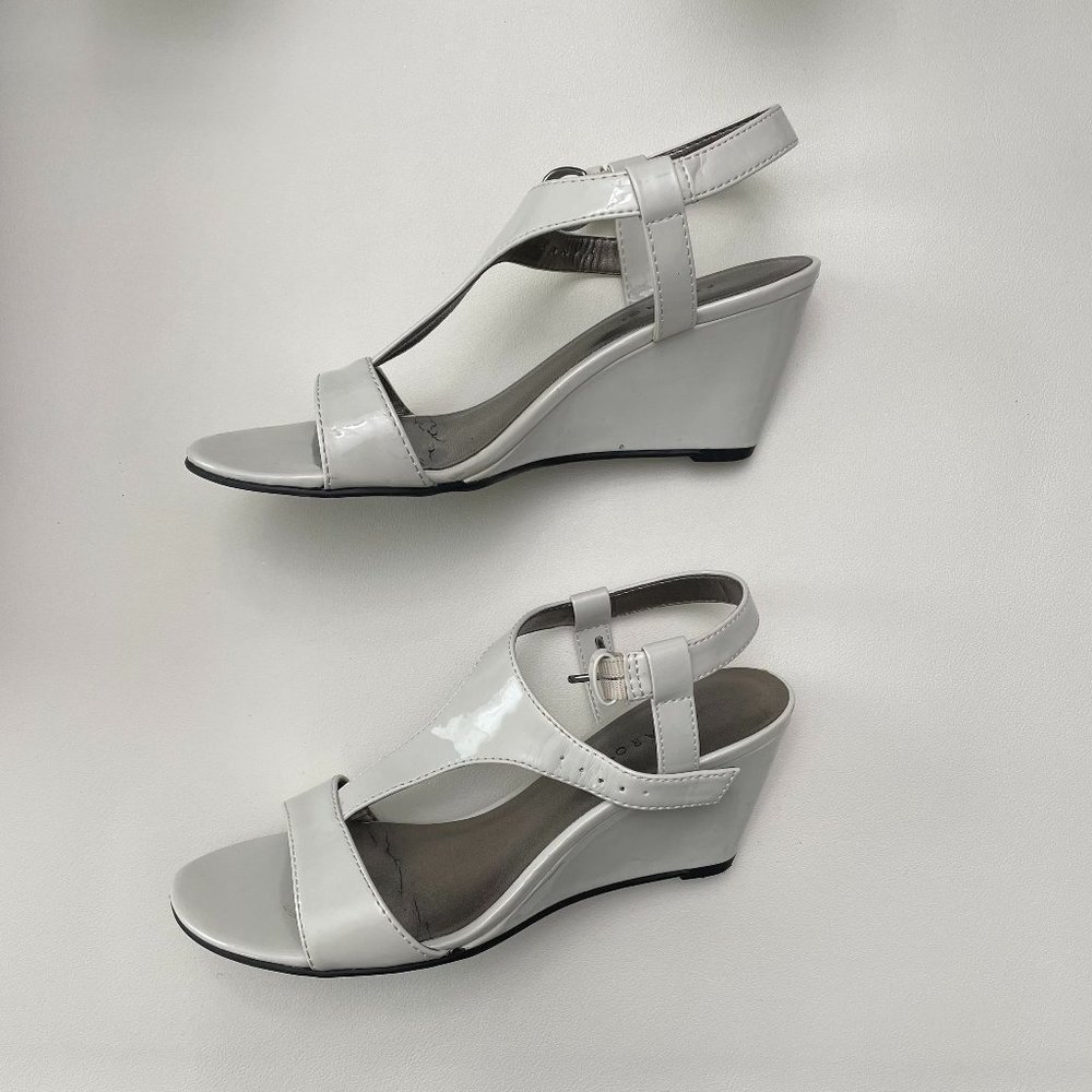 Pesáro Open-toe strappy wedges Off-white Gray Patent